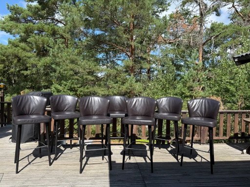 7x Minotti „Aston Stool“ Barhocker von Rodolfo Dordoni – Mokka-Esche und braunes Leder