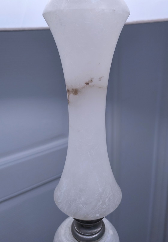 Image 1 of Alabaster-Stehleuchte und Metall-Radkappen 70er Jahre