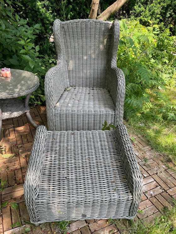 Image 1 of Conjunto de tumbonas de jardín grises con una mesa pequeña.