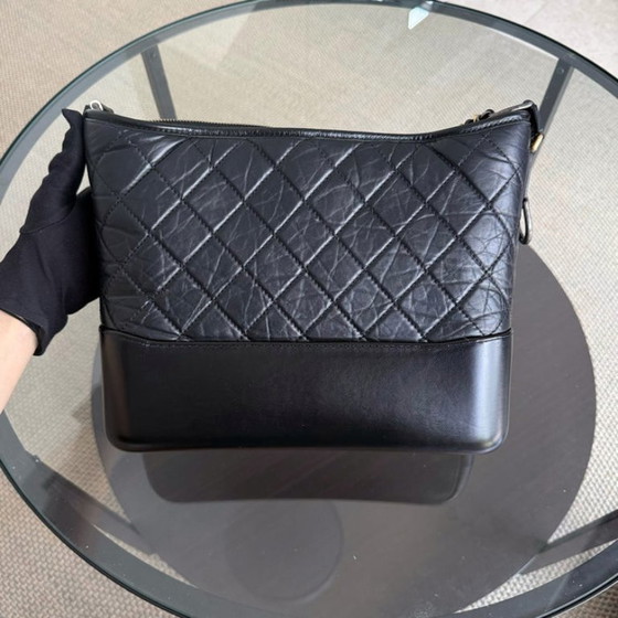 Image 1 of Borsa Chanel Gabrielle Medium - Pelle di vitello trapuntata invecchiata, nera, bicolore oro, serie 24