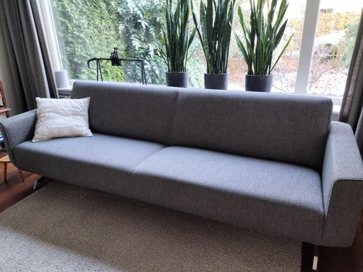 Bellissimo ed elegante divano da 3,5 posti con una base speciale di Jamé