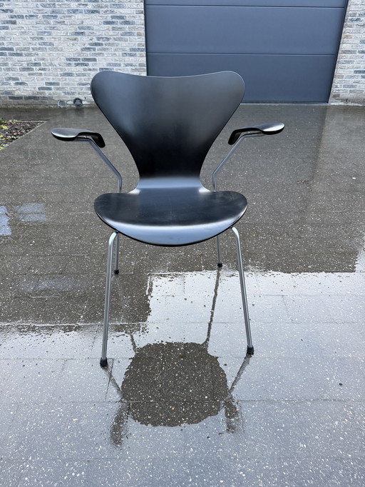 Silla Butterfly serie 7 de Fritz Hansen Arne Jacobsen Negra