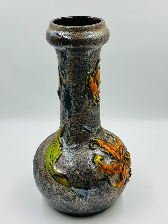 Image 1 of Grande vaso vintage con rilievi floreali.