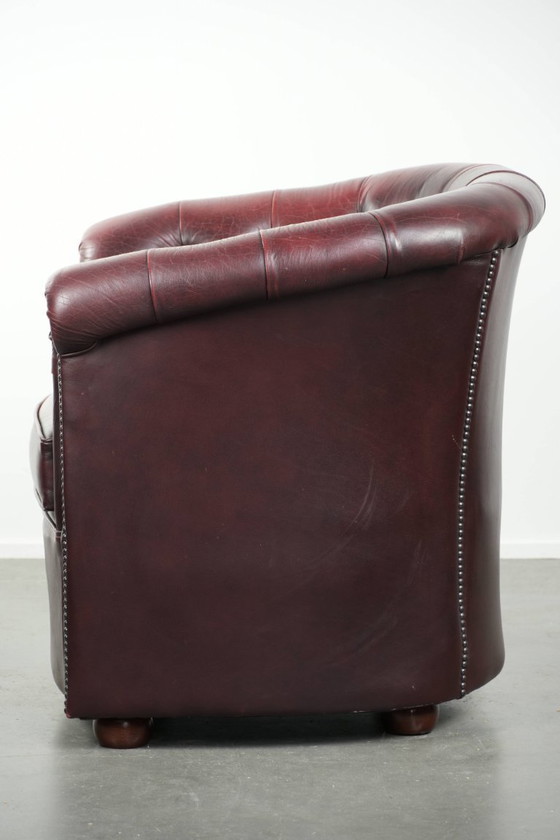 Prachtige rundleren chesterfield clubfauteuil in een schitterende rode kleur in klassieke Engelse stijl (photo 5 of 13)