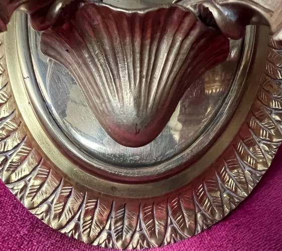 Een paar massief vergulde bronzen wandlampen in Lodewijk XVI-stijl. (photo 6 of 8)
