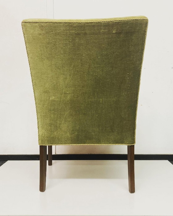 Image 1 of Deense vintage fauteuil – groen fluweel met houten armleuningen