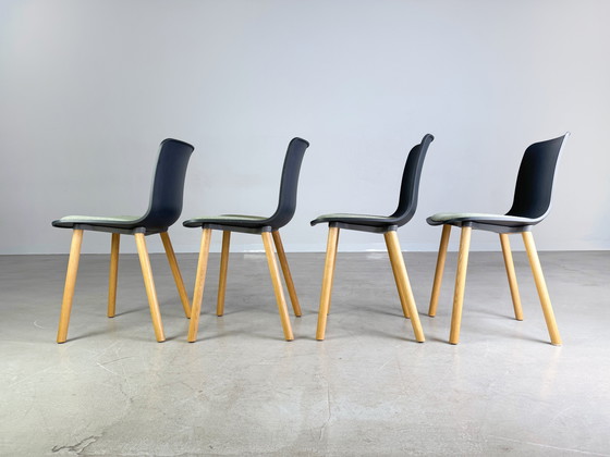 Image 1 of Conjunto de 4 sillas Vitra HAL Wood con cojín de asiento Jasper Morrison Design