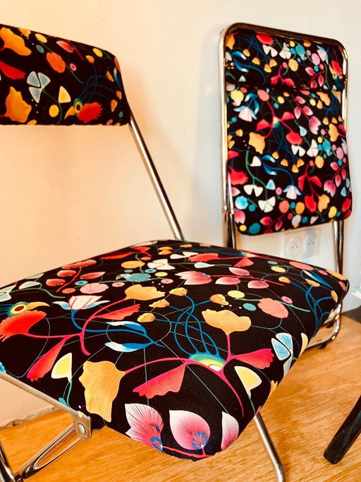 Een paar vintage klapstoelen "The Vitamins"