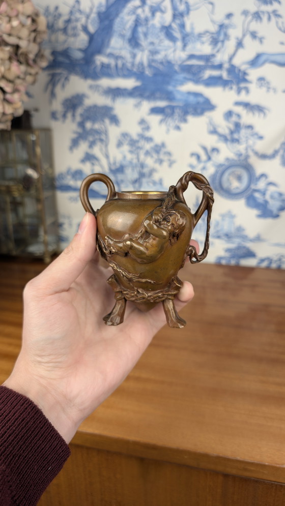Image 1 of Piccolo vaso a treppiede firmato Barrias e Barbedienne in bronzo dorato Art Nouveau, fine XIX secolo