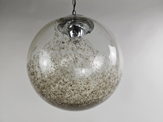 Image 1 of Grande suspension sphérique en verre italien moucheté de gris doré