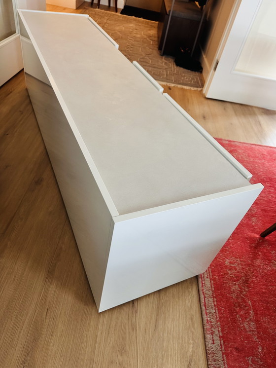 Image 1 of Mobile TV BESTÅ con ante, finitura lucida Selsviken