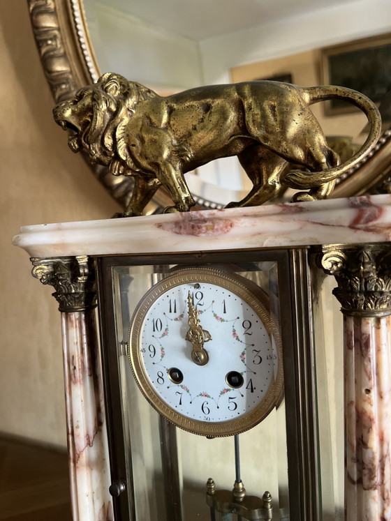 Image 1 of Horloge pendule ancienne marbre rose et lion doré avec mouvement balancier  