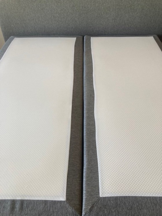 Image 1 of Kingsize bed met hoofdboord: tijdloos ontwerp en ultiem slaap comfort.