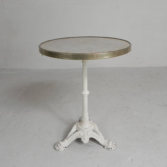 Image 1 of Mesa de bistró con patas de hierro fundido y tablero de mármol, década de 1920.