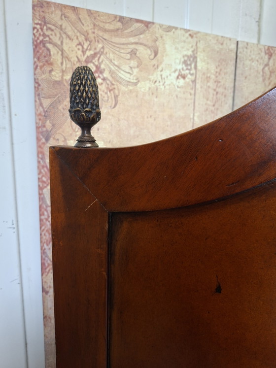 Image 1 of Paravent classique en deux parties avec revêtement en cuir, dimensions 122 cm de large et 210 cm de haut.