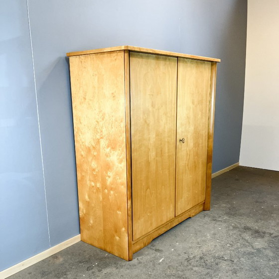 Image 1 of Cassettiera di metà secolo, betulla fiammata, anni '50, restaurata