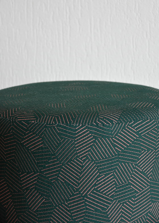 Image 1 of Ronde groene poef in Kvadrat Razzle Dazzle stof – Ø37 cm x H40 cm