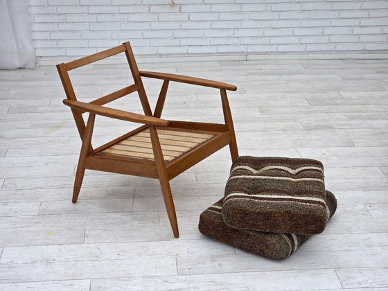 Image 1 of Fauteuil danois des années 1970, en bois de hêtre, recouvert de tissu d'ameublement en laine.