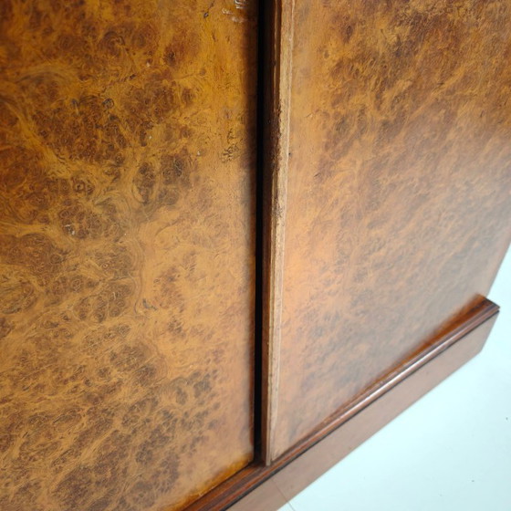 Kompakter Herrenkleiderschrank im englischen Art-Deco-Stil aus hellem Wurzelnussholz – Kleiderschränke, Wood (photo 5 of 17)