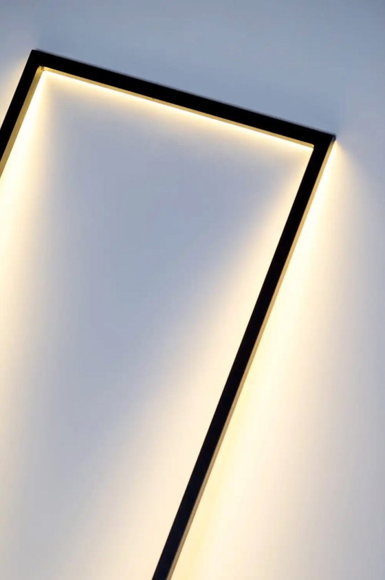 Image 1 of Cornice — Scultura luminosa da pavimento minimalista in nero opaco