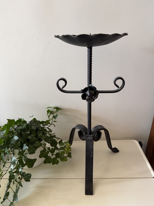 candelabro de pie de hierro fundido de estilo brutalista