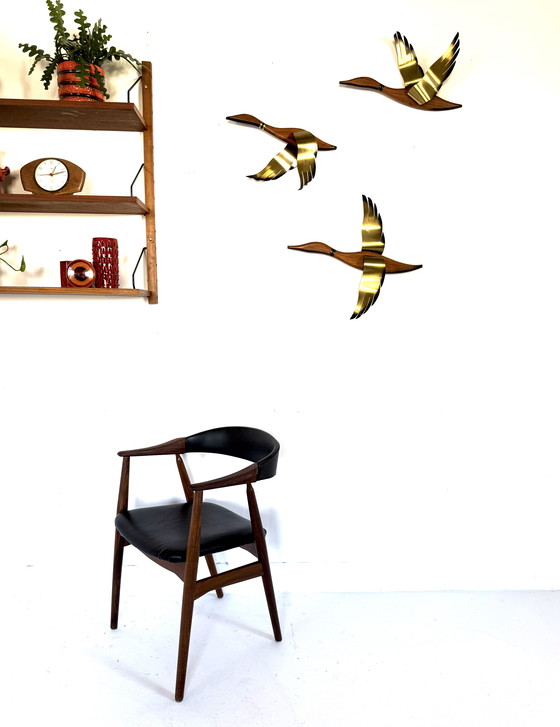Image 1 of Vintage teak & messing vliegende eenden, jaren ‘60