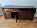 Buffet en bois massif de style colonial, fabriqué en bois exotique.