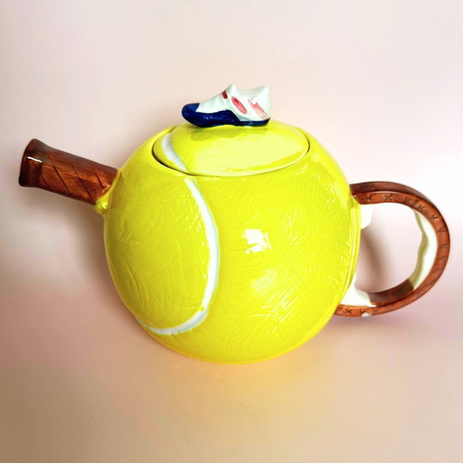 Tea pot and cups for a tennis lover