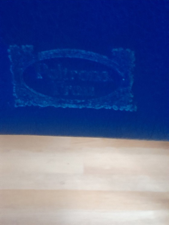 Image 1 of 6 Poltrona Frau eetkamerstoelen Liz, kobaltblauw leder en kersen kleurig Beuken onderstel