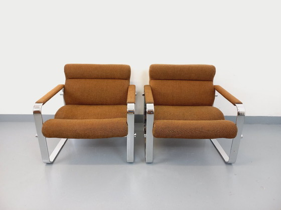 Image 1 of Een paar vintage Eero Aarnio fauteuils voor Framac, uitgevoerd in stof en chroom, uit de jaren 60 en 70.