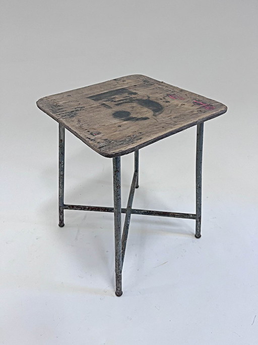 'Five' Belgischer Hocker, Sitz aus Schichtsperrholz mit Schablonierter Ziffer, Stahlgestell, Unikat – krukjes (photo 2 of 12)