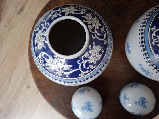 Set de 2 grandes macetas decorativas de porcelana Wong Lee con escudo de Versalles como decoración, (photo 11 of 15)