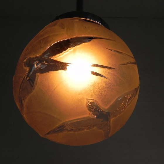 Image 1 of Art Deco hanglamp met geetste glazen bol met meerdere vogels, zwaluwen, jaren 30