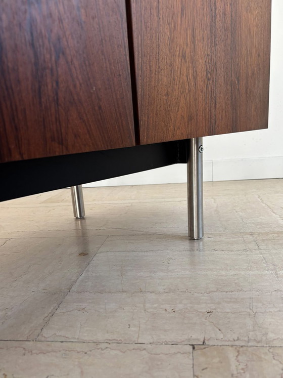 Credenza in formica bianca e legno scuro, Italia, anni '60 – Credenze con vetrina, Metallo (photo 18 of 19)