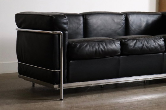 Divano tre posti Cassina LC2 di Charlotte Perriand e Le Corbusier, anni '80, Divani 3 posti, Pelle, Argentato (foto 2 di 16)