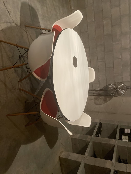 Original Charles Eames Table Vitra and 5 white Plastic Chairs Vitra with  tangerine cushion