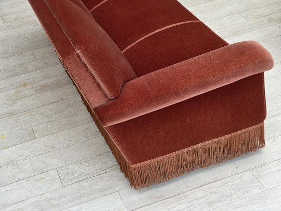 Image 1 of Sofá danés de 3 plazas, década de 1970, tapizado en terciopelo rosa salmón y madera de haya.