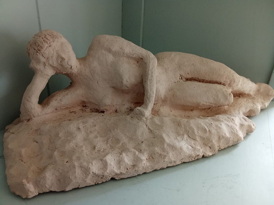Image 1 of Escultura de una mujer reclinada - firmada - 2,9 kg - Terracota