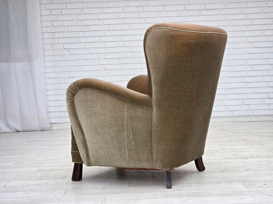 Image 1 of Poltrona danese, anni '60, rivestimento in velluto verde, gambe in legno di quercia.