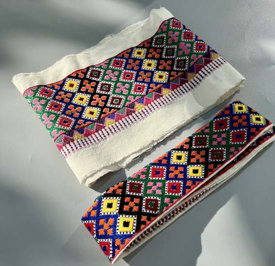 Image 1 of Twee Hongaarse randen met kleurrijk handborduurwerk met een folkloristisch patroon
