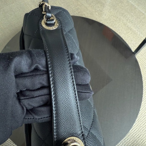 Image 1 of Chanel Business Affinity - Caviar acolchado negro con herrajes dorados
