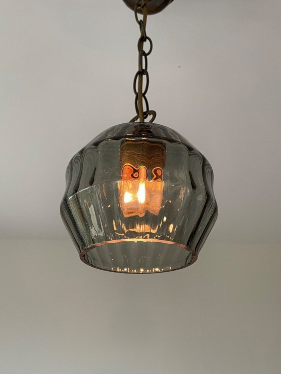 Image 1 of Lampada a sospensione retrò anni '70 in vetro fumé a coste e catena in ottone