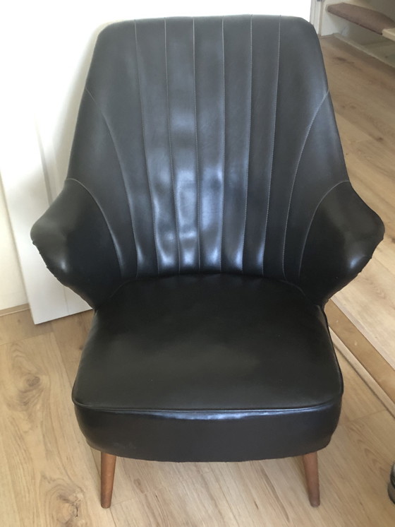 Image 1 of Vintage zwarte cocktailstoel clubstoel skai bekleding Theo Ruth (?)