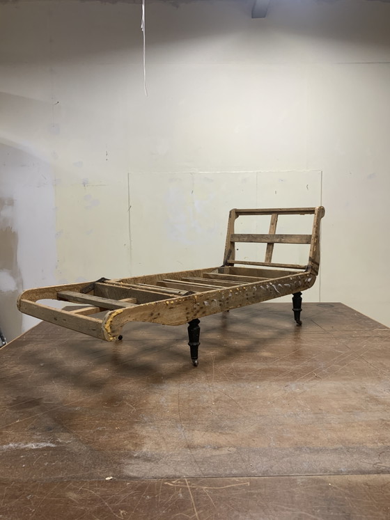 Chaise longue antica, circa 1870 – completamente restaurata con visibile maestria artigianale tradizionale. (photo 13 of 13)