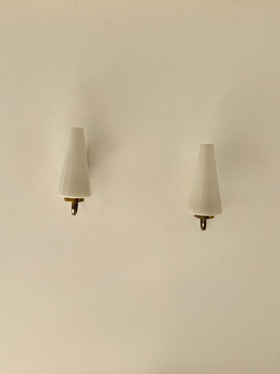 Een paar vintage wandlampen van messing en opaalglas, Italië, 1970. – Brass (photo 3 of 5)