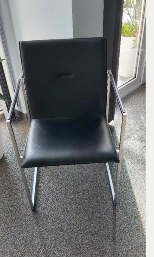 4x arco frame Stuhl: Aluminiumbeine und schwarzer Ledersitz