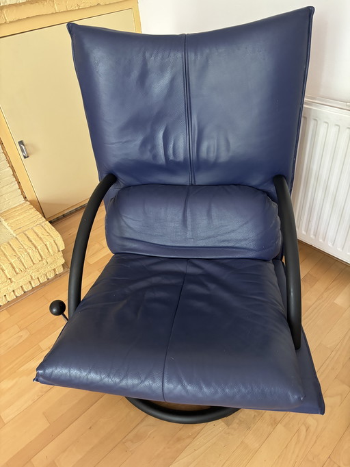 Chaise en cuir bleu avec pouf
