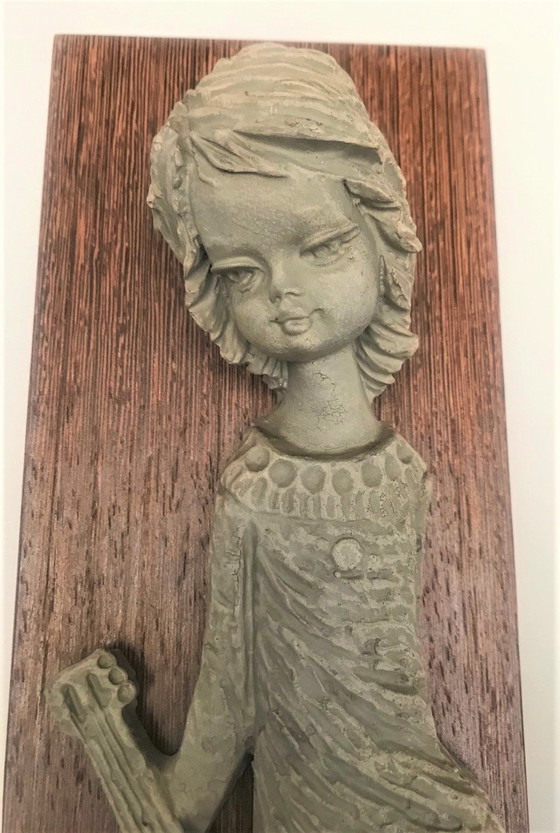 Image 1 of Scultura da parete in ceramica vintage "Ragazza con chitarra"