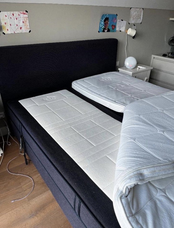 Image 1 of Rete a molle completamente elettrica Auping Kiruna con 2 motori, testiera, materassi e topper inclusi.