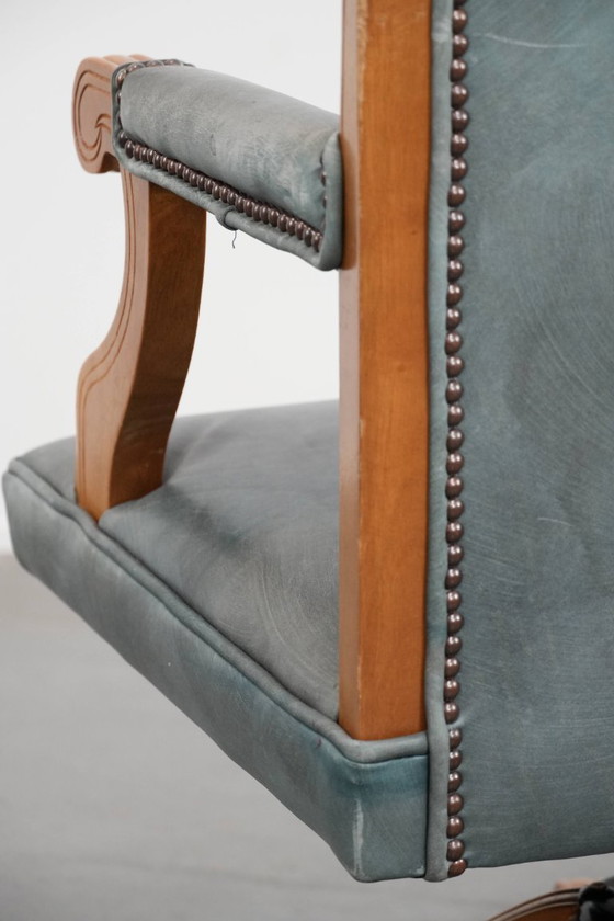 Image 1 of Sedia da ufficio Chesterfield in stile inglese classico con ruote in pelle di mucca azzurra e legno